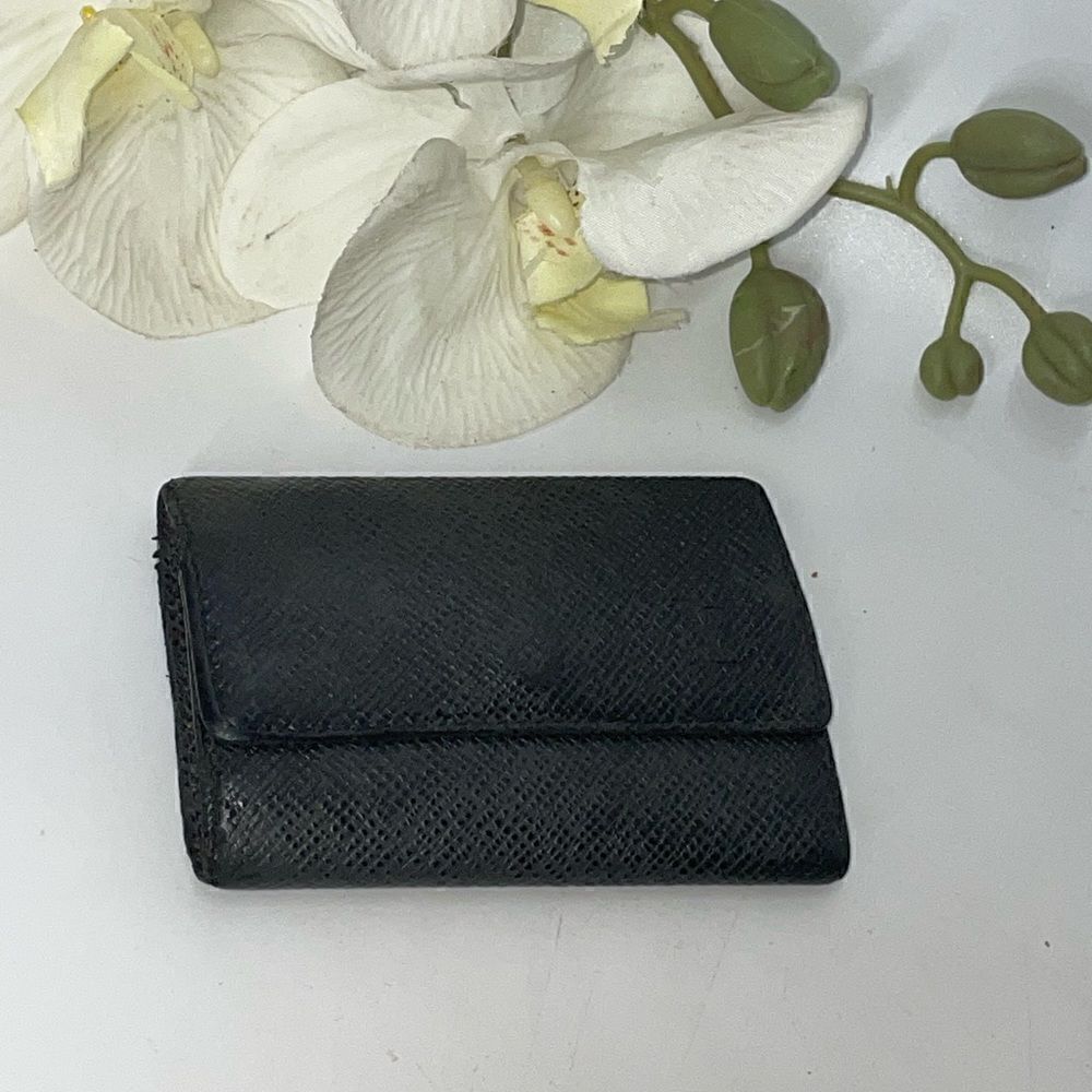 AUTHENTIC Louis Vuitton Black Taiga 6 Key Wallet